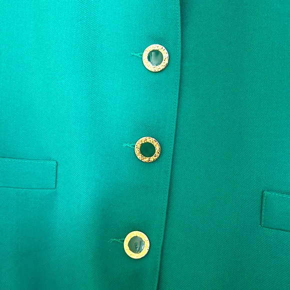 Stunning Tailor Made Lightweight Suit - Picture 4 of 8